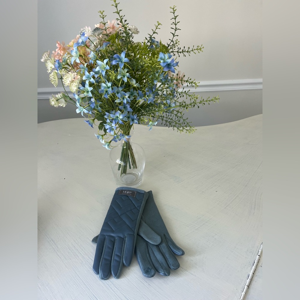 Ugg Elegant Quilted Blue Gloves